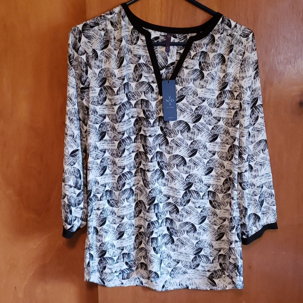 NWT Black and white Blouse